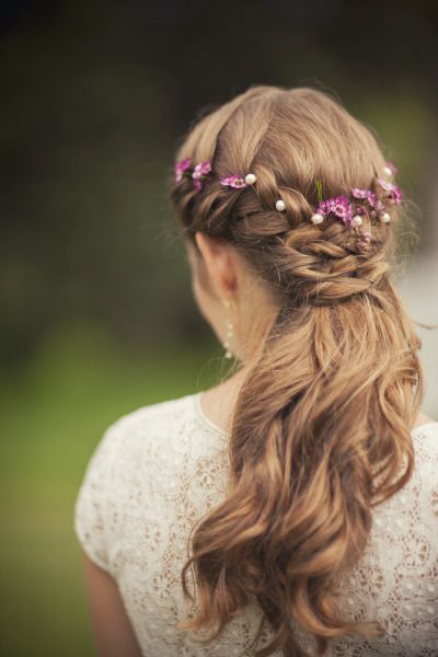 Attention Long-Haired Brides: 6 Essential Hair Styles to Look Adorable on Your Big Day ♡にて紹介している画像