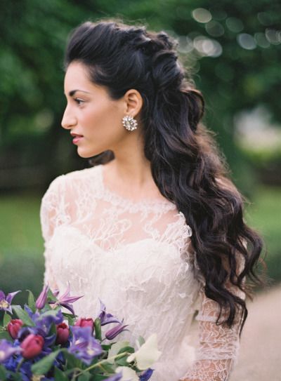 Attention Long-Haired Brides: 6 Essential Hair Styles to Look Adorable on Your Big Day ♡にて紹介している画像