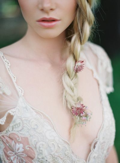 Attention Long-Haired Brides: 6 Essential Hair Styles to Look Adorable on Your Big Day ♡にて紹介している画像
