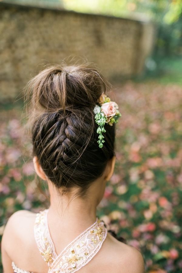 Attention Long-Haired Brides: 6 Essential Hair Styles to Look Adorable on Your Big Day ♡にて紹介している画像