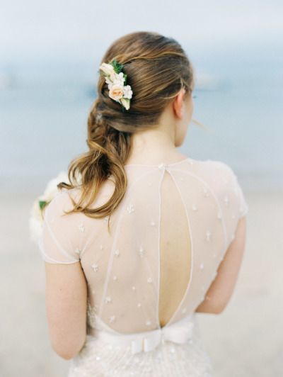 Attention Long-Haired Brides: 6 Essential Hair Styles to Look Adorable on Your Big Day ♡にて紹介している画像