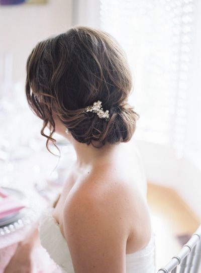 Attention Long-Haired Brides: 6 Essential Hair Styles to Look Adorable on Your Big Day ♡にて紹介している画像