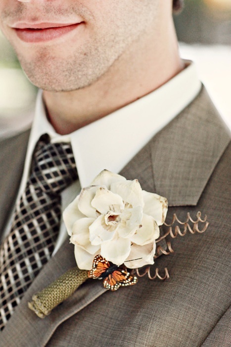 「YES」の返事に♡プロポーズにもらったお花で作る新郎のブートニアが可愛い＊にて紹介している画像