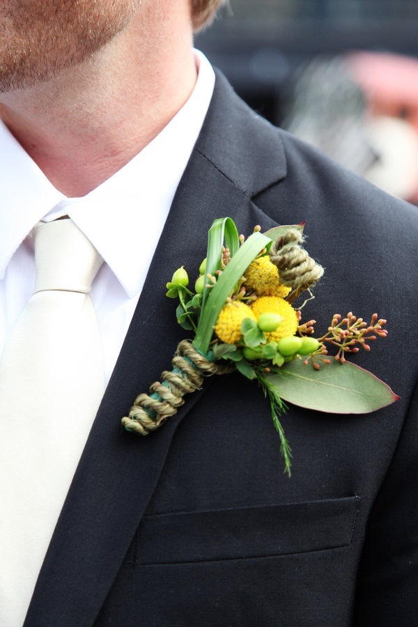 「YES」の返事に♡プロポーズにもらったお花で作る新郎のブートニアが可愛い＊にて紹介している画像