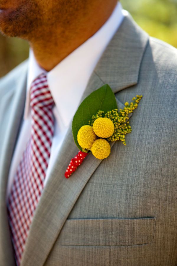 「YES」の返事に♡プロポーズにもらったお花で作る新郎のブートニアが可愛い＊にて紹介している画像