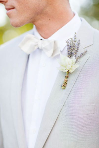 「YES」の返事に♡プロポーズにもらったお花で作る新郎のブートニアが可愛い＊にて紹介している画像