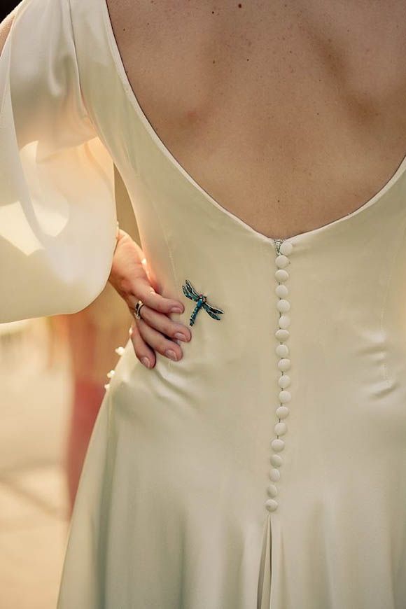 Sparkling with Swarovski: The Adorable "Wedding Brooch" for a Pure White Dress♡にて紹介している画像