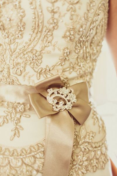 Sparkling with Swarovski: The Adorable "Wedding Brooch" for a Pure White Dress♡にて紹介している画像