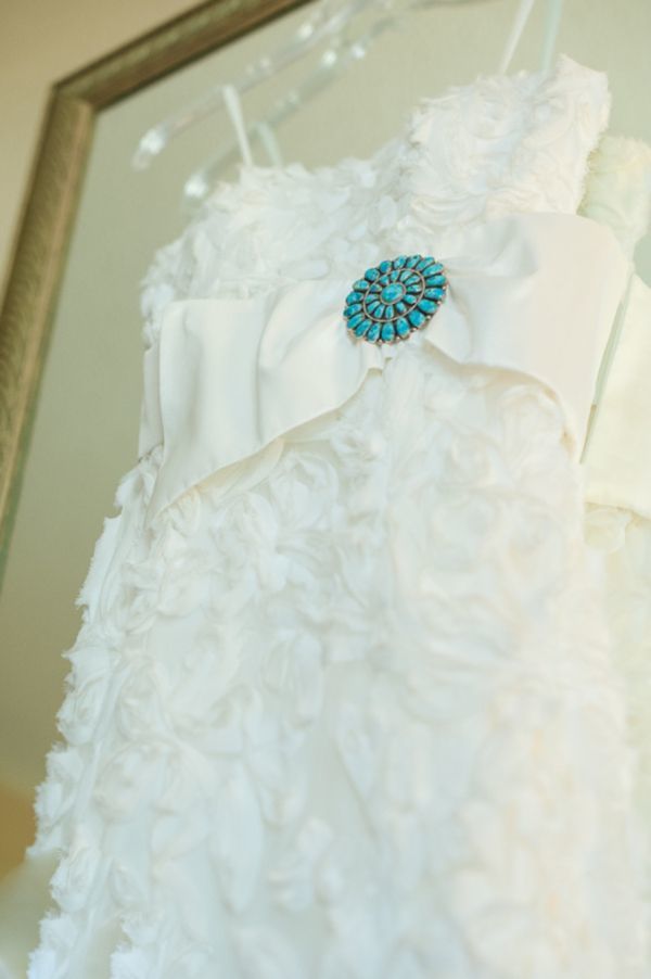 Sparkling with Swarovski: The Adorable "Wedding Brooch" for a Pure White Dress♡にて紹介している画像