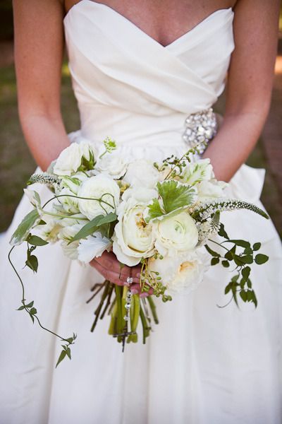 Sparkling with Swarovski: The Adorable "Wedding Brooch" for a Pure White Dress♡にて紹介している画像