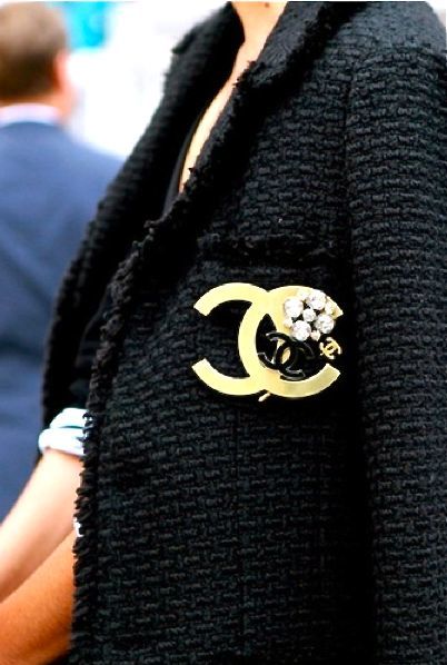 Sparkling with Swarovski: The Adorable "Wedding Brooch" for a Pure White Dress♡にて紹介している画像