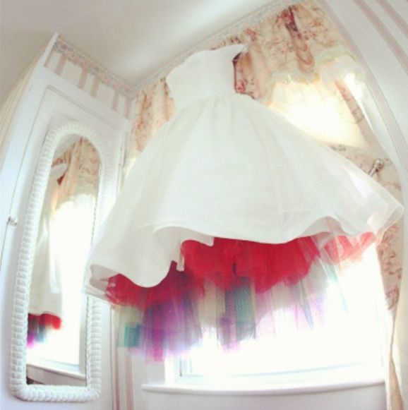 ドレスに虹を掛けましょう＊ふわふわチュールが可愛いレインボードレスにきゅん♡にて紹介している画像