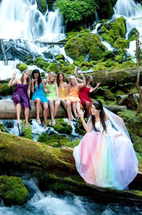 ドレスに虹を掛けましょう＊ふわふわチュールが可愛いレインボードレスにきゅん♡にて紹介している画像