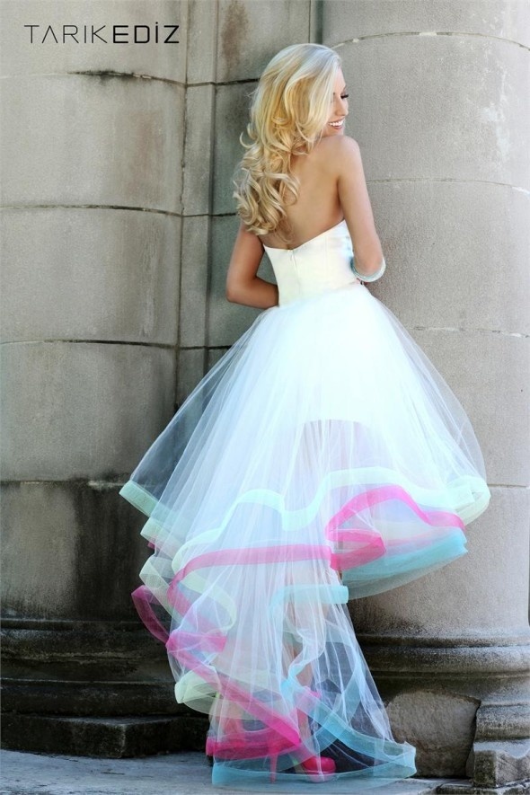 ドレスに虹を掛けましょう＊ふわふわチュールが可愛いレインボードレスにきゅん♡にて紹介している画像