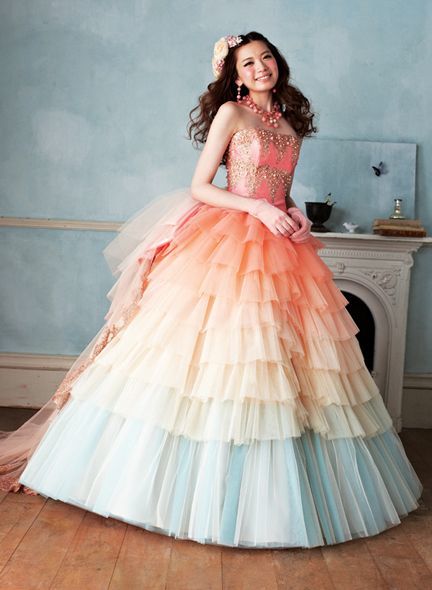 ドレスに虹を掛けましょう＊ふわふわチュールが可愛いレインボードレスにきゅん♡にて紹介している画像