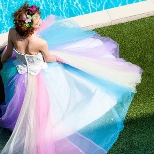 ドレスに虹を掛けましょう＊ふわふわチュールが可愛いレインボードレスにきゅん♡にて紹介している画像