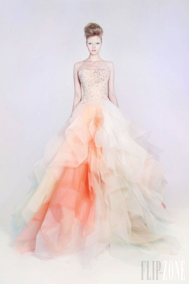 ドレスに虹を掛けましょう＊ふわふわチュールが可愛いレインボードレスにきゅん♡にて紹介している画像