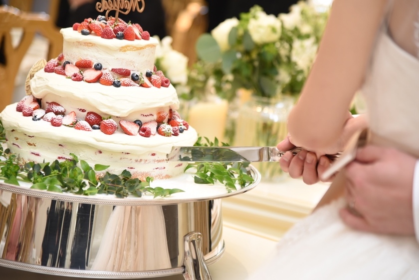 An Irresistible Option: Bubbles Add Sparkle and Cutness to the Cake Cutting Ceremony!にて紹介している画像