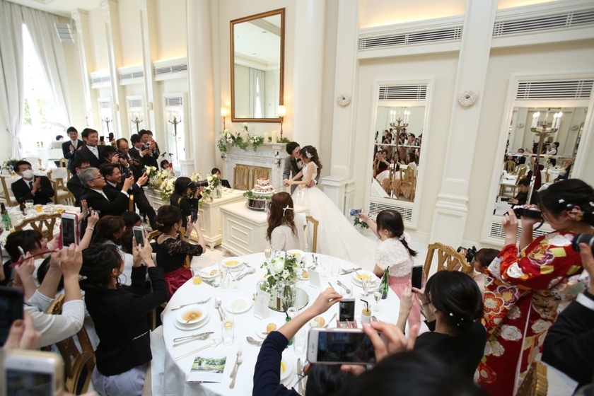 ぜひ２カメでお願いします♡ケーキ入刀&ファーストバイトの瞬間は〔ゲストの様子〕も残したい＊にて紹介している画像