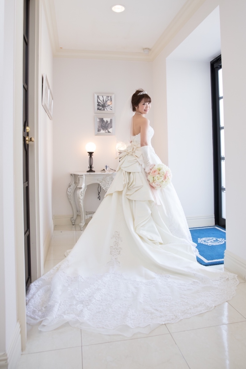 "Don't Forget to Include a Backshot of the Bride Showcasing Her Beautiful Train!"にて紹介している画像