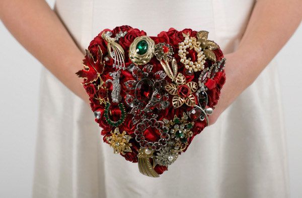 "Defeating Demons with the Motif of Love: The Adorable Heart-Shaped Bouquet"にて紹介している画像