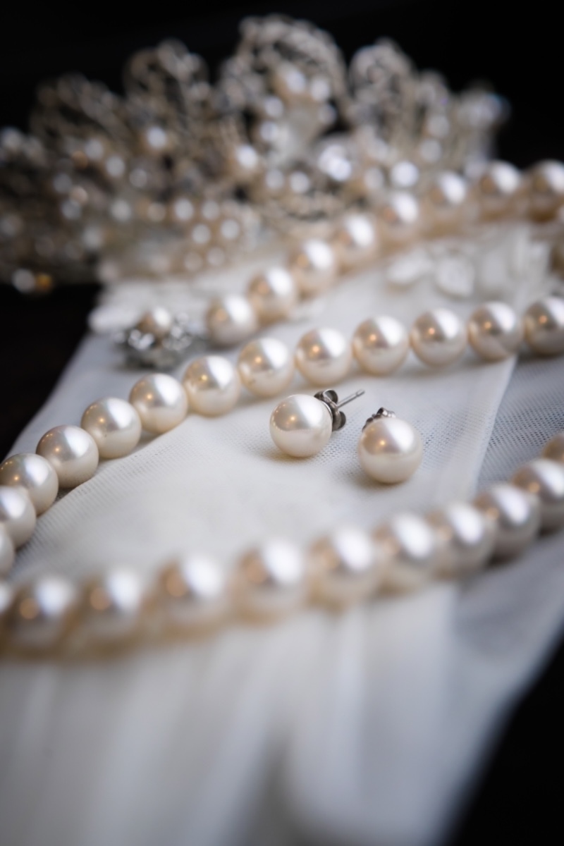 "Becoming an Elegant Bride: Keep It Simple with Pearl Necklaces"にて紹介している画像