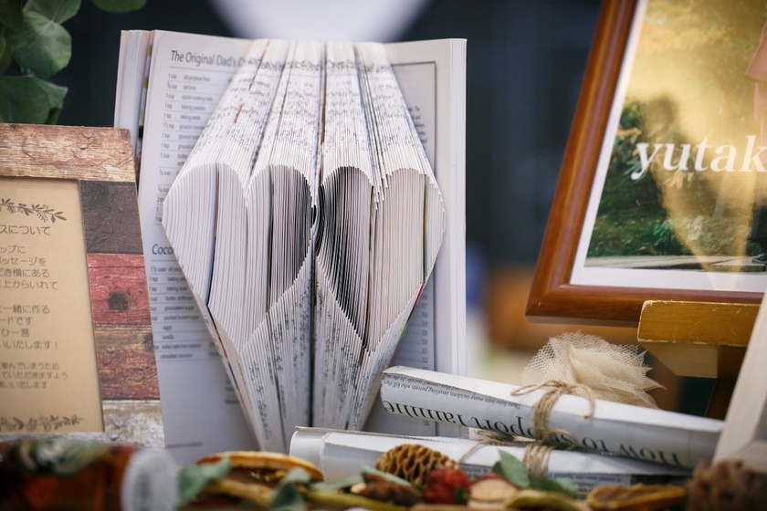 An idea to turn book art with a ring placed between the pages folded one by one into a ring pillow.💍📖にて紹介している画像