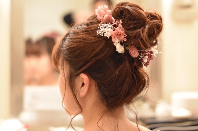 多次换发型的婚 bride：19款时尚婚礼发型参考图集♡にて紹介している画像