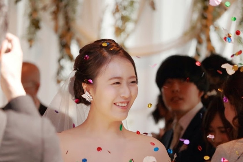 Beautiful Fluttering Paper Snowflakes: 10 Adorable Moments of Confetti at Weddings♡にて紹介している画像