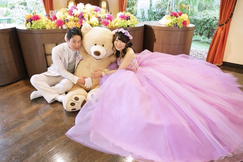 "Big Hugs! The Adorable 'Costco Bear' is Trending as Wedding Decor!"にて紹介している画像