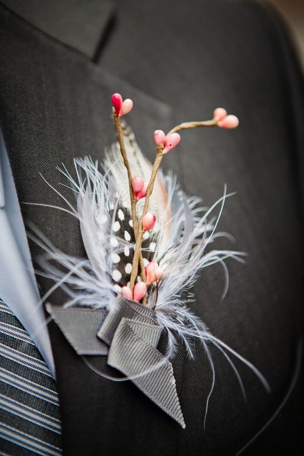 「YES」の返事に♡プロポーズにもらったお花で作る新郎のブートニアが可愛い＊にて紹介している画像