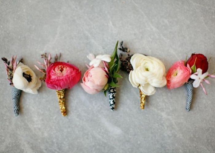 「YES」の返事に♡プロポーズにもらったお花で作る新郎のブートニアが可愛い＊にて紹介している画像