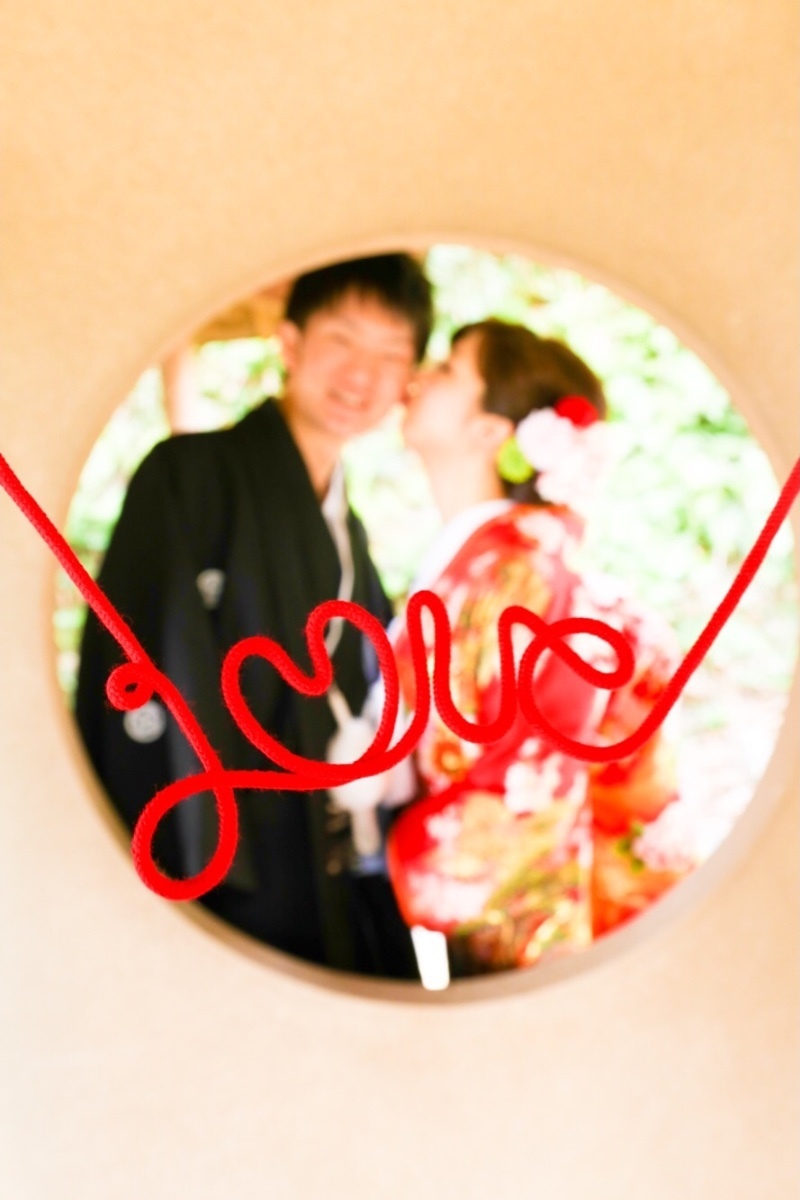 Charming and Elegant: A Collection of Accessories Ideas for Pre-Wedding Photo Shoots in Traditional Japanese Attire ♡にて紹介している画像