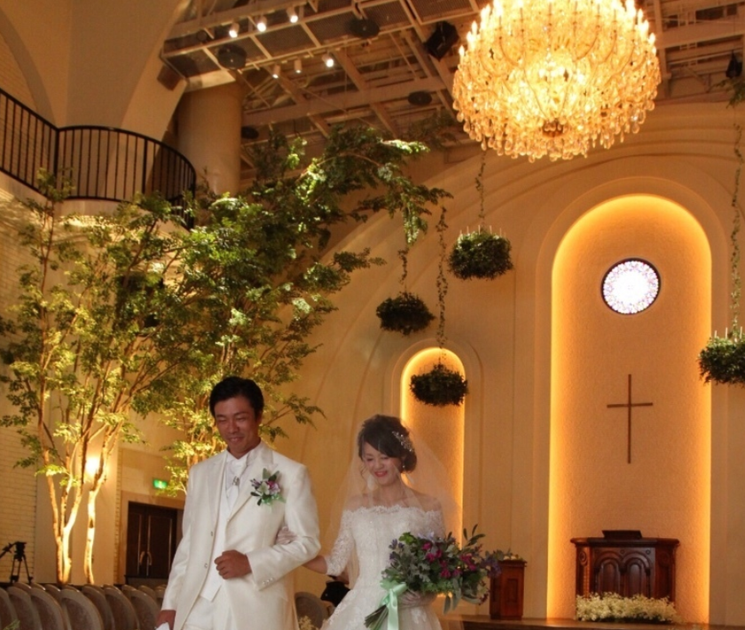 "Unique and Stylish Chapel Decorations for Your Wedding Reception: A Collection to Inspire"にて紹介している画像