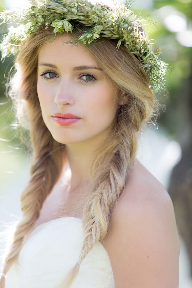 "Create a Naturally Pure Bride with Braided Pigtails: A Charming Hairstyle for Girls"にて紹介している画像