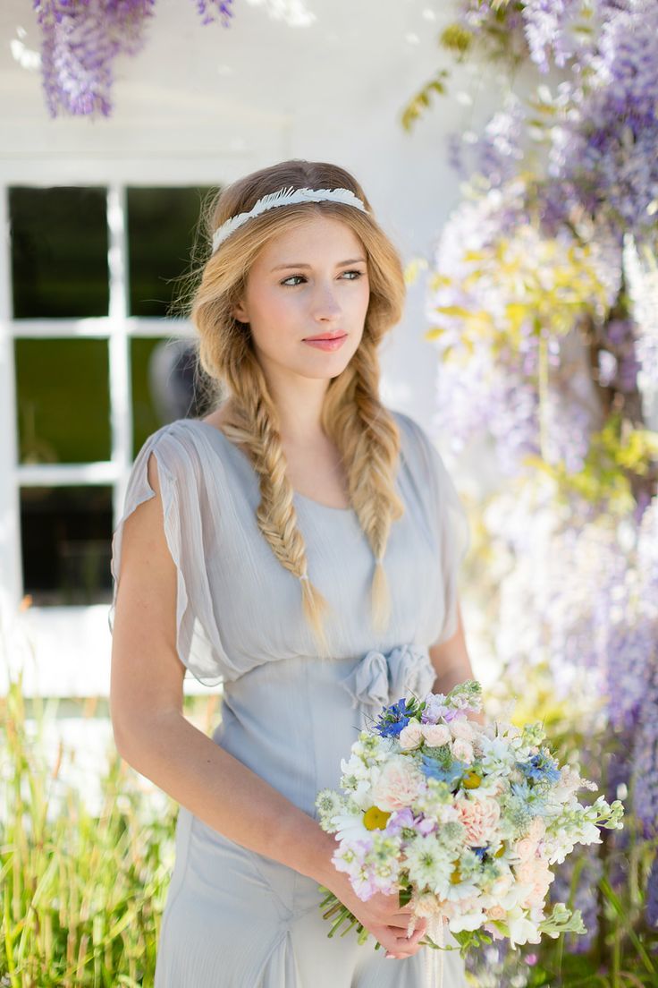 "Create a Naturally Pure Bride with Braided Pigtails: A Charming Hairstyle for Girls"にて紹介している画像