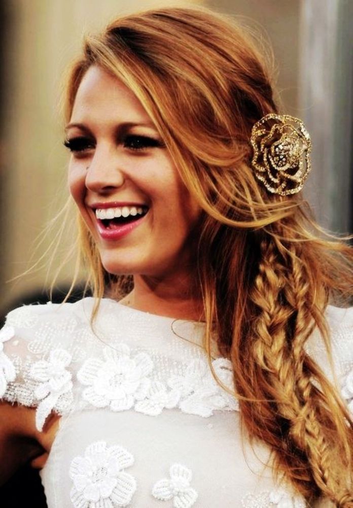 "Create a Naturally Pure Bride with Braided Pigtails: A Charming Hairstyle for Girls"にて紹介している画像