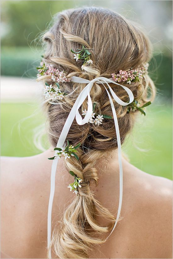 "Create a Naturally Pure Bride with Braided Pigtails: A Charming Hairstyle for Girls"にて紹介している画像
