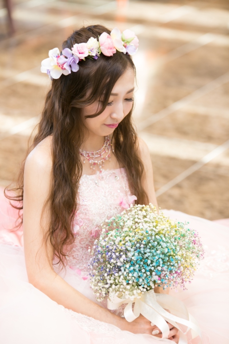 So Cute It Melts Your Heart♡ A Collection of Inspirational Pics from Instagram’s Senior Brides Holding "Baby's Breath Bouquets"*にて紹介している画像