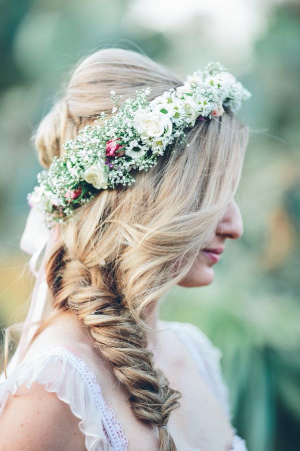 "Create a Naturally Pure Bride with Braided Pigtails: A Charming Hairstyle for Girls"にて紹介している画像
