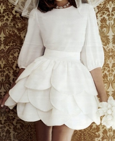 Fluttering Cuties: A Collection of Adorable Mini Dressesにて紹介している画像