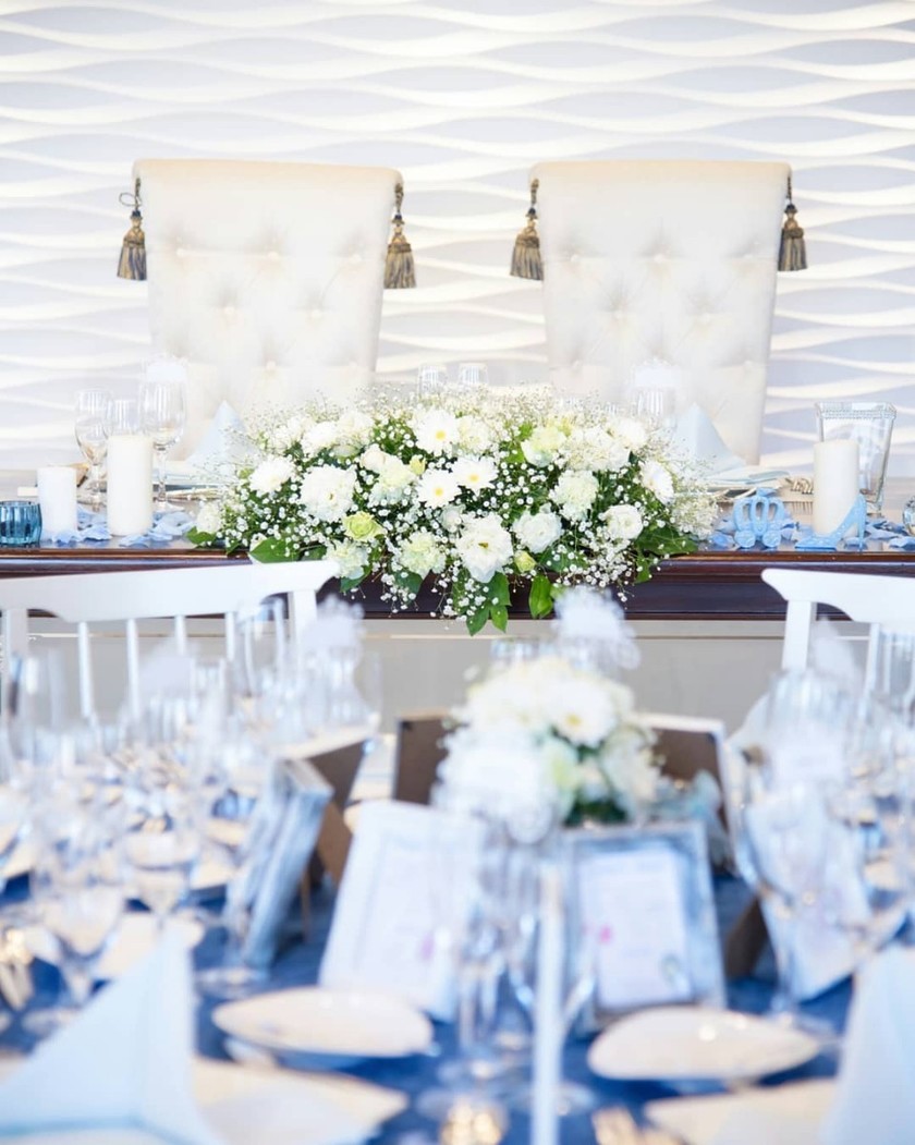 Attention Budget Brides! Tips for Creating a Stylish "Main Table" with Minimal Flowers*にて紹介している画像