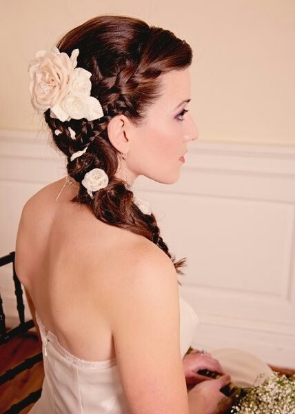 "Create a Naturally Pure Bride with Braided Pigtails: A Charming Hairstyle for Girls"にて紹介している画像