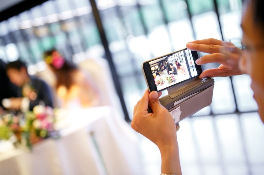 "Added to Your Photo Brief?♡ A Collection of Stylish 'Photo in Photo' Ideas for Capturing Weddings*"にて紹介している画像