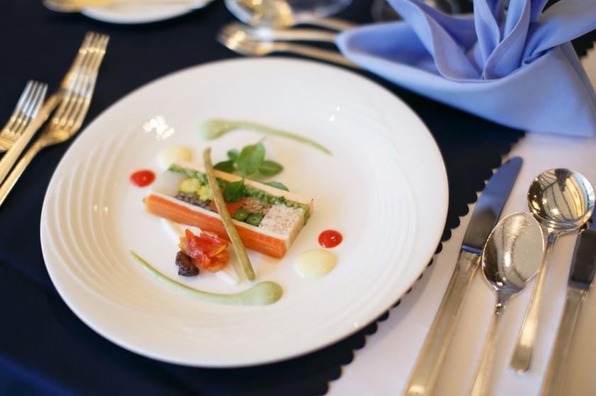 The Charm and Precautions of the Surprise Element: "Hiding Messages Under Plates" for Place Card Messages♡にて紹介している画像