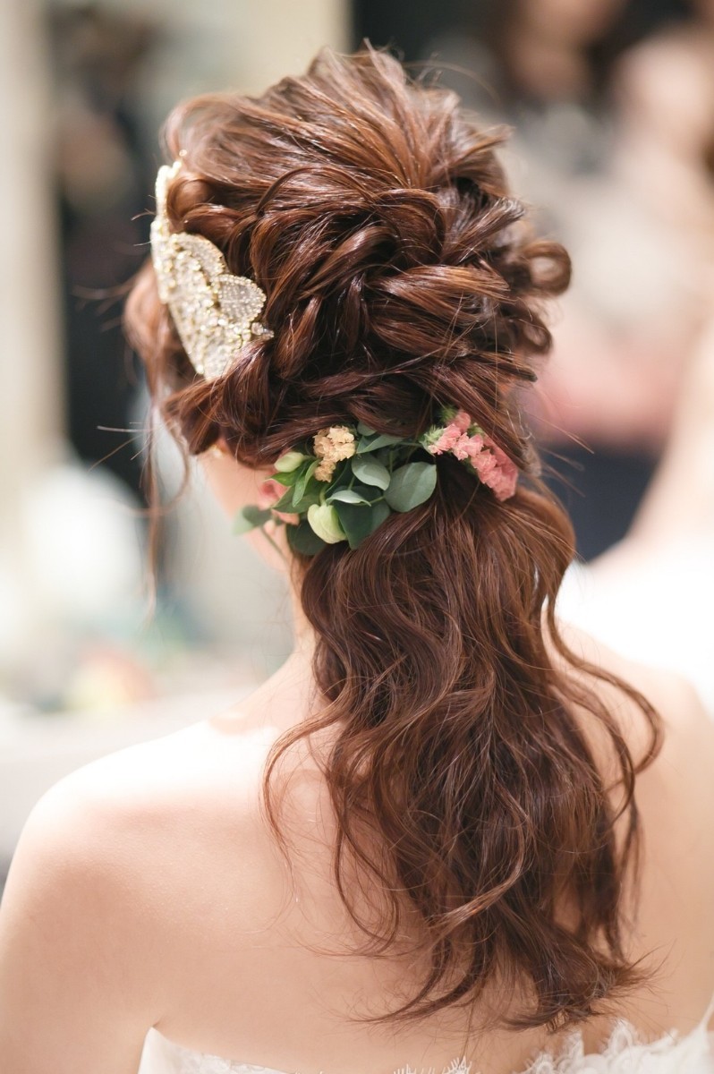 ナチュラル×ゆるふわにきゅん♡お色直し後のカラードレスと合わせたい『ダウンポニーテール』のアレンジ術♩にて紹介している画像