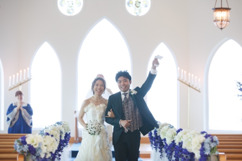 "Pictures of the Bride and Groom Together: Examples of Tuxedos to Match Wedding Dresses*"にて紹介している画像