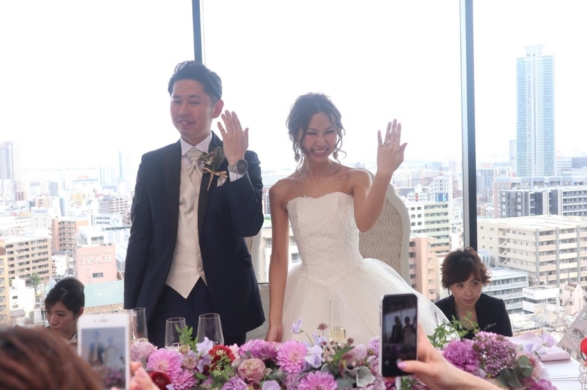 "Sealing Your Vows: The Beautiful Touch of the 'Engagement Cover Ceremony' Where You Add Your Engagement Ring After Exchanging Wedding Rings!"にて紹介している画像