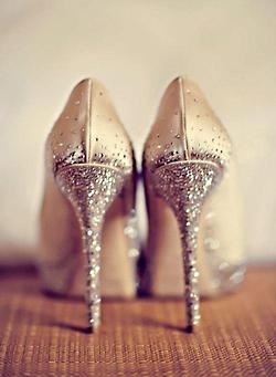"Sparkling Like a Jewel: Be the One and Only Cinderella with These Dazzling Glass Slippers"にて紹介している画像
