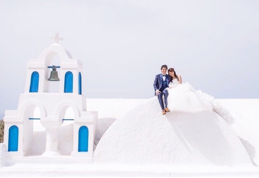 11 Dreamy Honeymoon Photo Spots to Capture in Santorini, Greece: A Mamma Mia! Movie-Inspired Adventure ♡にて紹介している画像
